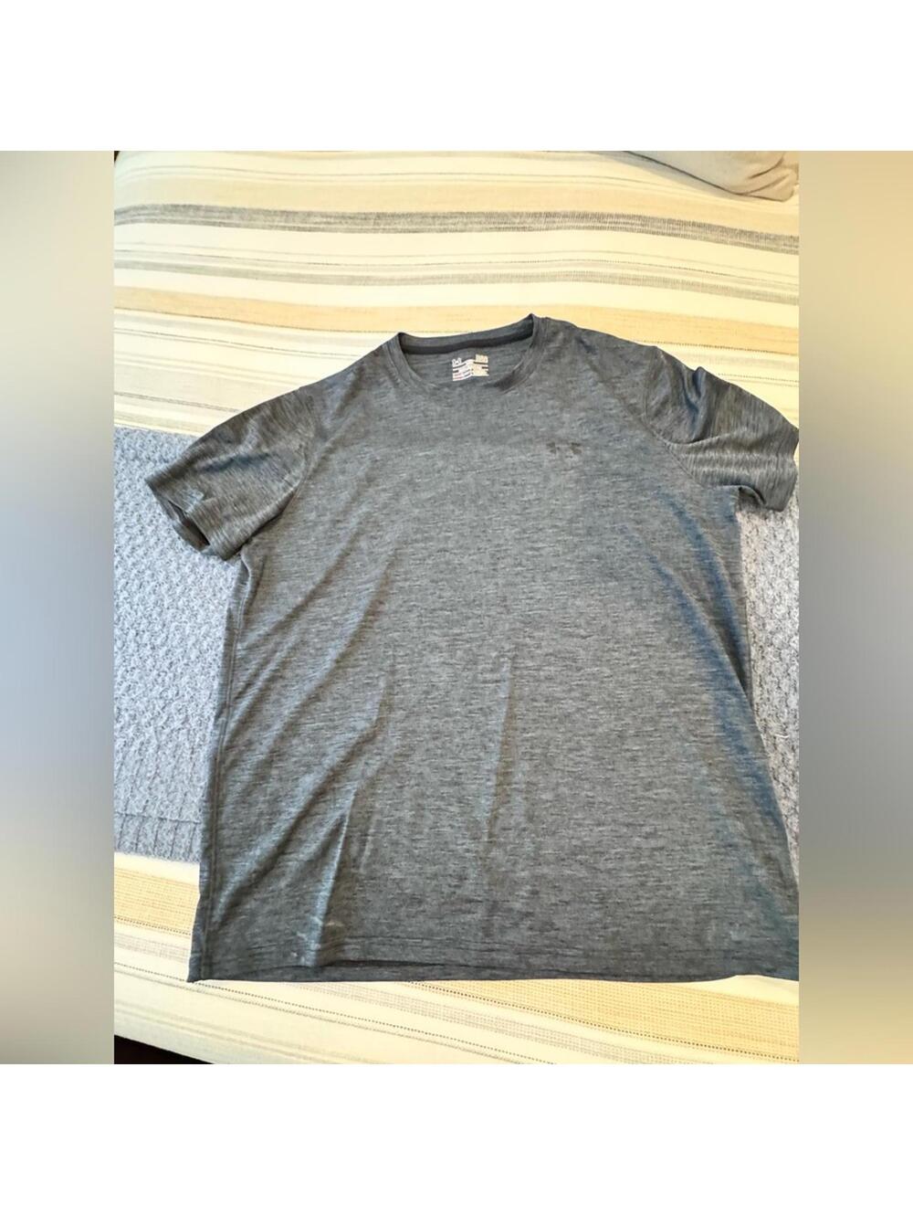 Under Amour Large short sleeve T shirt 
Grey/black color Excellent condition